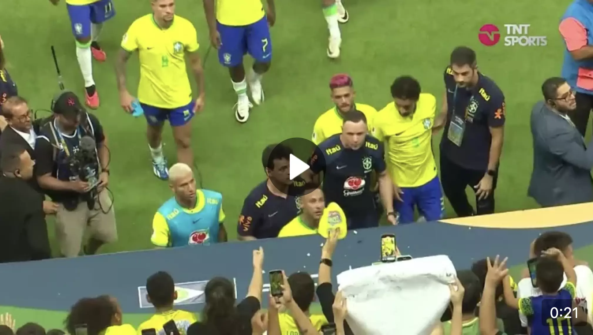 В Неймара бросили пакет с попкорном после матча с Венесуэлой (ВИДЕО)